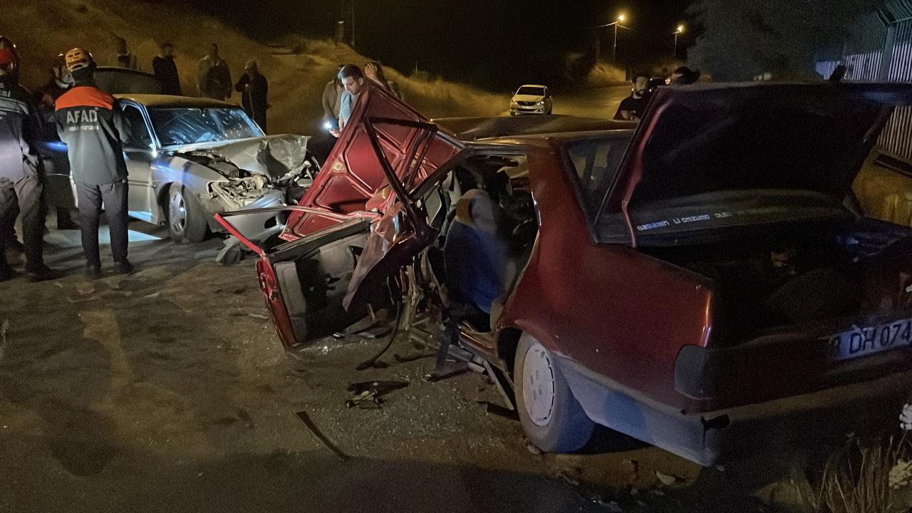 Sivas’ta 2 otomobil kafa kafaya çarpıştı