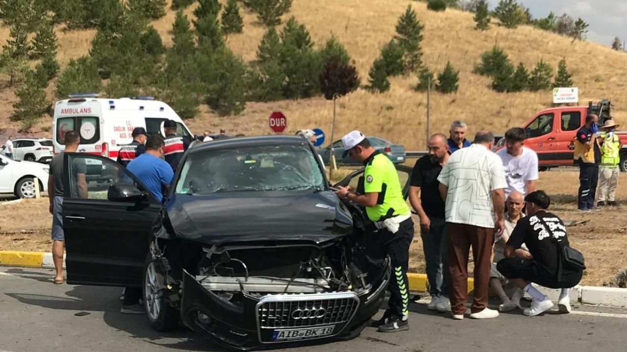 Sivas’ta feci kaza: 2 otomobil çarpıştı, 1 ölü ve 8 yaralı var