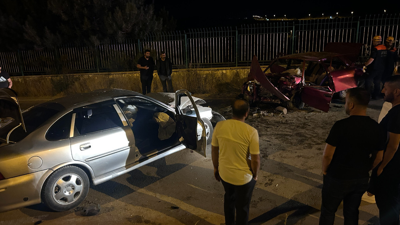 Sivas’ta iki otomobil çarpıştı: 6 kişi yaralandı
