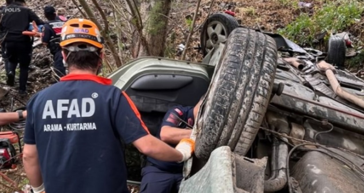 Sivas’ta otomobil devrildi: 1 çocuk öldü, 4 kişi yaralandı