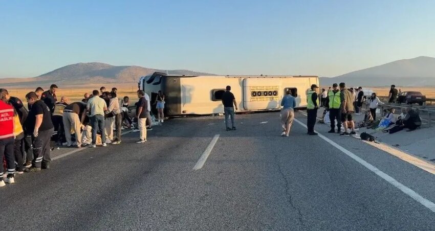 Sofor uyudu yolcu otobusu devrildi LPylIqil.jpg