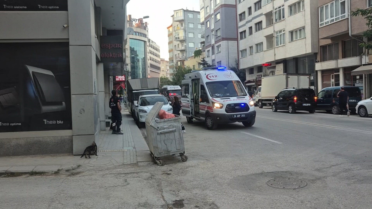 Sokak ortasinda kolonya icti zehirlenme suphesiyle hastaneye kaldirildi 8RFZwlKF.jpg