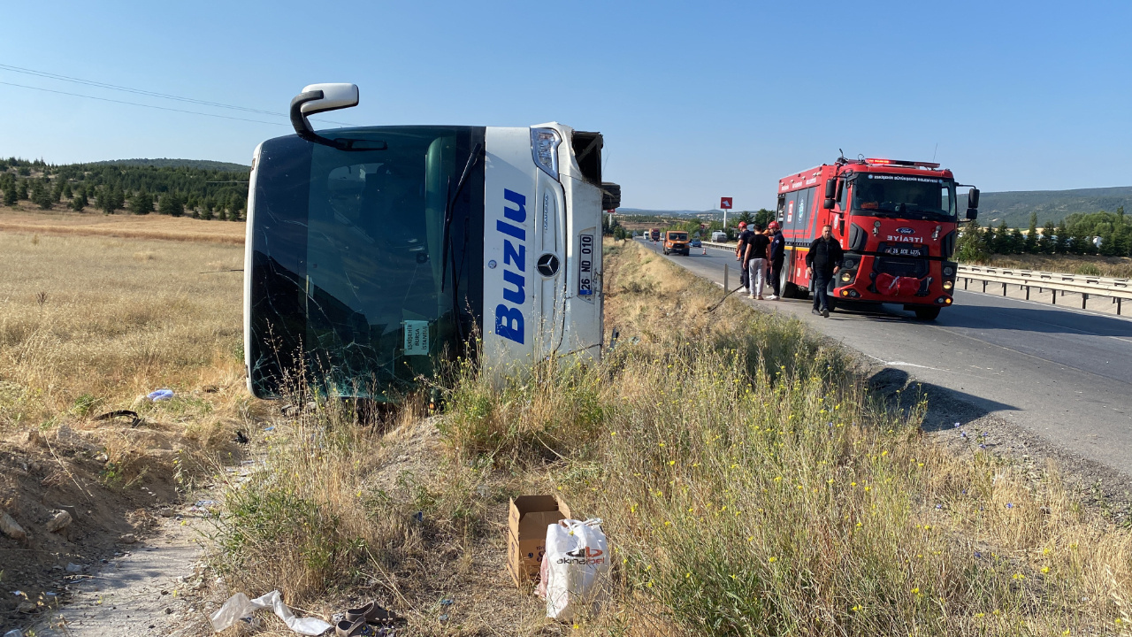 Son dakika | Eskişehir-Kütahya yolunda yolcu otobüsü devrildi: Yaralılar var
