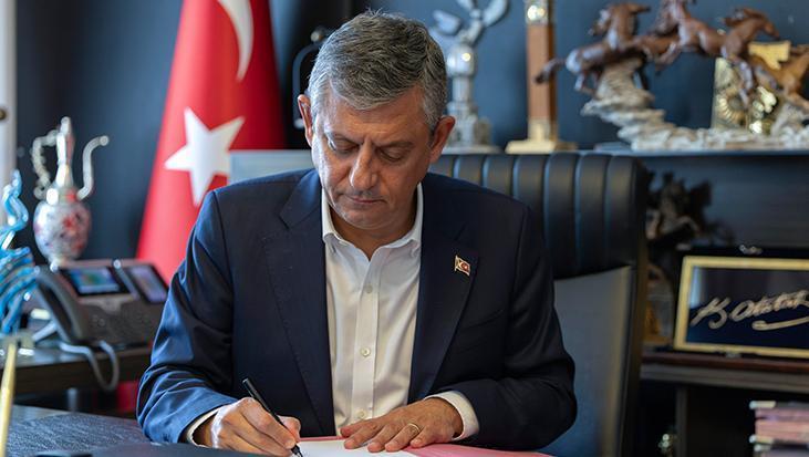 Son dakika ozgur ozel oy birligiyle yeni partinin genel baskani secildi sW1zWp8B.jpg