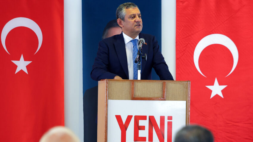 Son dakika ozgur ozel yeni parti rozetiyle ilk kez halk tv canli yayininda 1OOItyHh.jpg