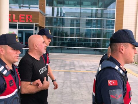 Son dakika unlu yonetmen ezel akay gozaltinda evinden cikanlar soke etti qgKVeW1x.jpg