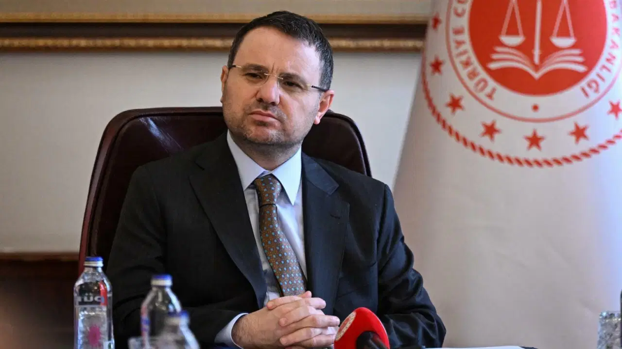 Soruşturmanın ardından… Bakan Gürlek, kazandığı tazminatı Kızılay’a bağışladı