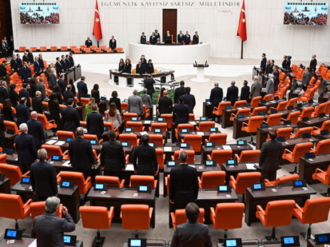 Sosyal medyaya ve dogum iznine yonelik duzenlemeleri de iceren kanun teklifinin komisyon gorusmeleri ertelendi 9t8FPqwM.jpg