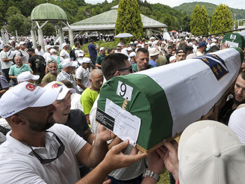 Soykirimin acisi dinmiyor srebrenitsada 10 kurban daha defnedildi 3whFvbXD.jpg