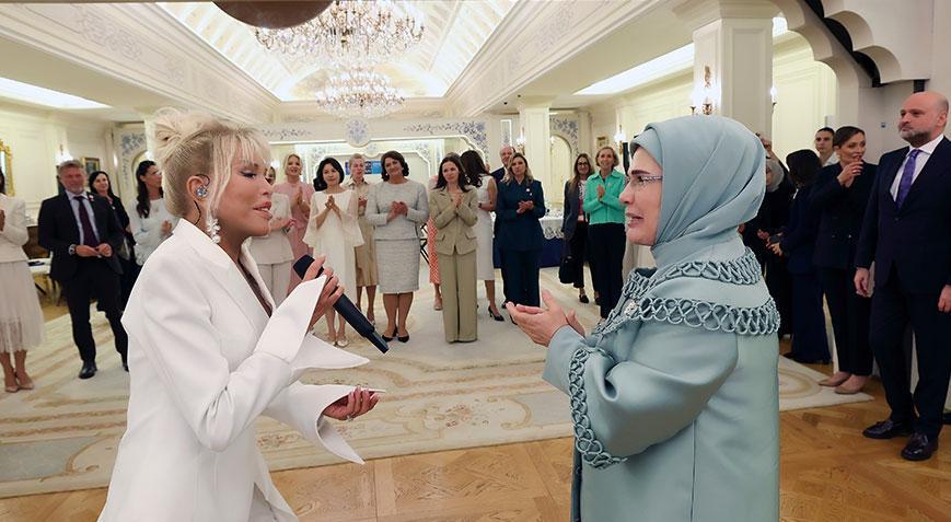 Süperstar şarkılarını First Lady’ler için söyledi