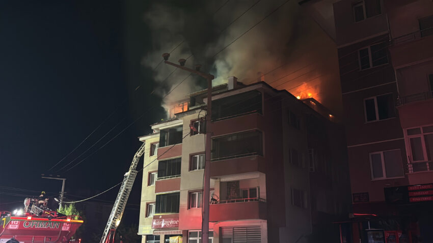 Tadilattaki apartmanin catisi alev aldi patlama sesleri mahalleyi ayaga kaldirdi ejtgKiDk.jpg