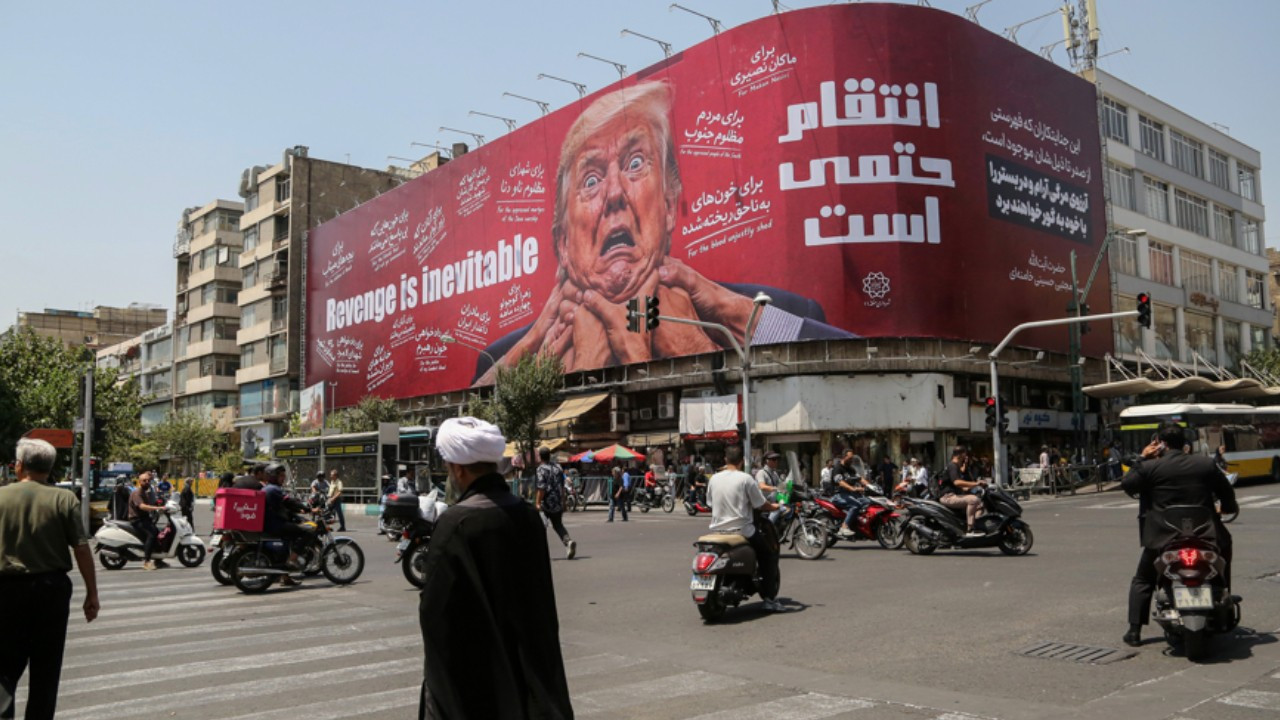 Tahranda trumpi hedef alan dev afis intikam kacinilmaz sVr2LR19.jpg