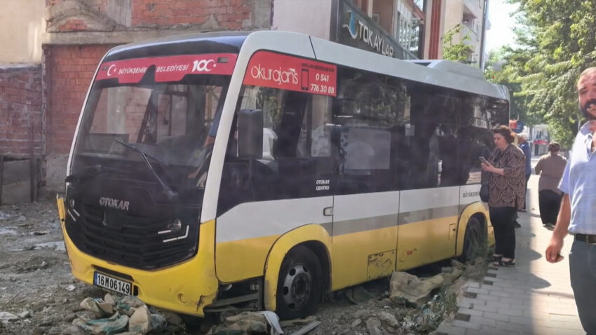 Tansiyon direksiyonda yakaladi kaldirima cikip bayiye carpti cdDQj8XP.jpg