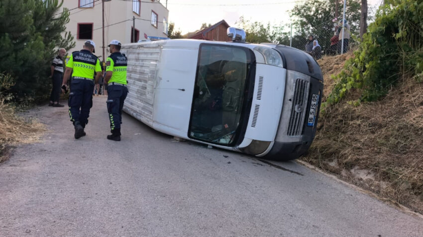 Tarim iscilerini tasiyan minibus devrildi 7 yarali CDwbr8jn.jpg