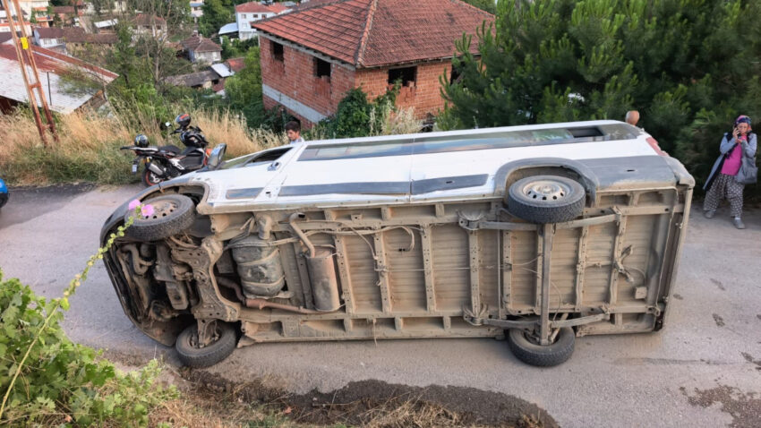 Tarim iscilerini tasiyan servis minibusu devrildi 7 yarali 7FH5syvx.jpg