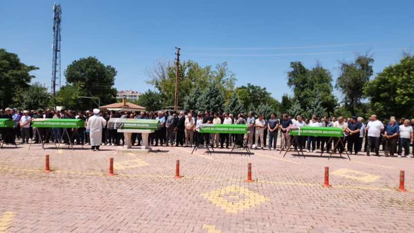 Tatil yolu faciaya dondu ayni aileden 5 kisi yan yana topraga verildi 9eZV57iY.jpg