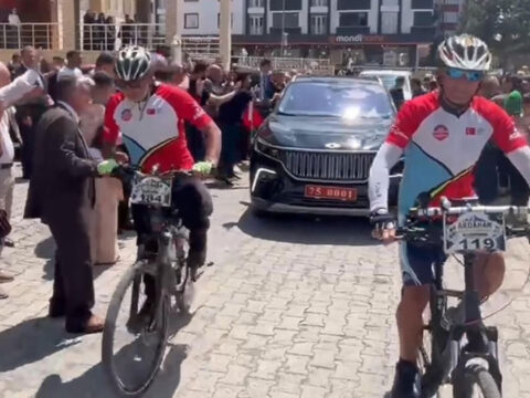 Tayt giyince gorevden alinan vali mehmet fatih cicekli ardahana veda etti bisikletliler ugurladi sSZAi1Ph.jpg