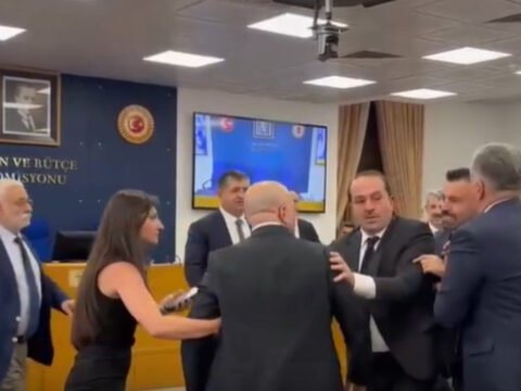 Tbmm komisyonunda tansiyon yukseldi adam olamamissin sozleri ortaligi karistirdi Z7Ji2ayG.jpg