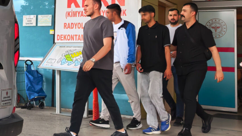 Tekme tokat dovdukleri gencin kolyesini calip kactilar LIm2x9cN.jpg