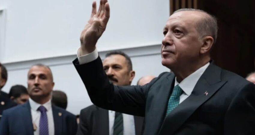 Telefonlarini kapatti paylasimlarini sildi bir vekil daha akpye mi geciyor DcIcGP3l.jpg