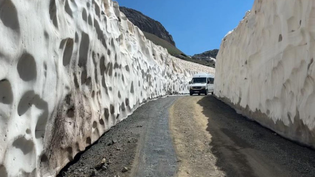 Temmuz’da kar sürprizi: 5 metrelik kar tünelleri görenleri hayran bıraktı