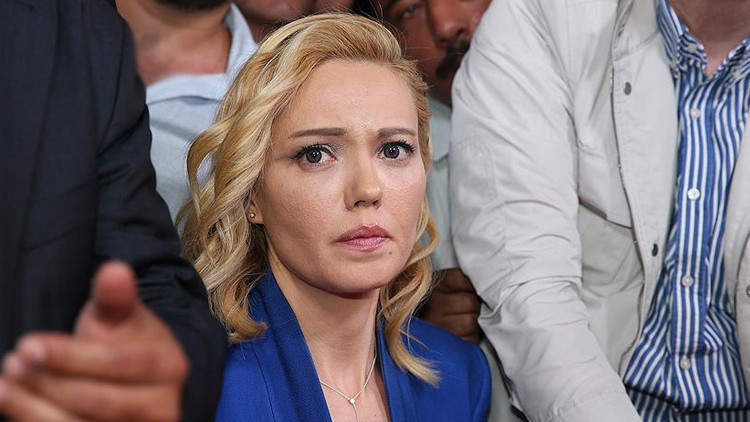 Tijen karas kimdir su an ne yapiyor kac yasinda 15 temmuz gecesi silah zoruyla OFxOYBCj.jpg