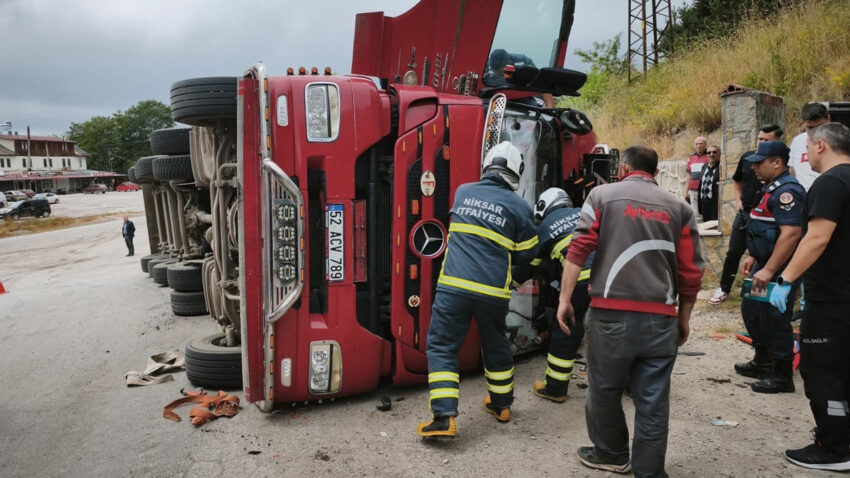 Tokatta kamyon devrildi 3 kisi yaralandi kSsfInfX.jpg