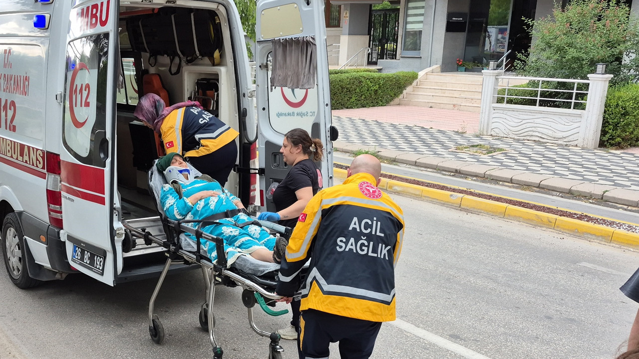 Torunu için canını hiç saydı: Otomobil yol verdi: Arkadaki minibüs biçti