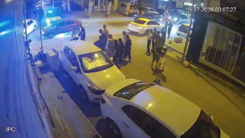 Trafik polisinin onunde motosiklet ile otomobil carpisti 2CSTfE22.jpg