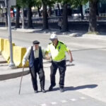 Trafik polisinin yurumekte zorlanan yasli adama yardimi yurekleri isitti tVBDANpV.jpg