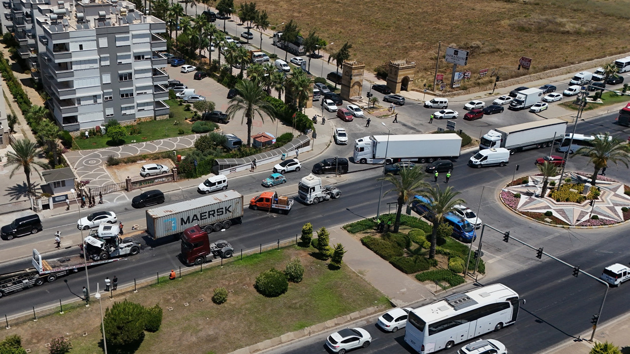 Trafik saniyeler içinde kilitlendi: İki TIR birbirine girdi: Antalya yolu felç oldu