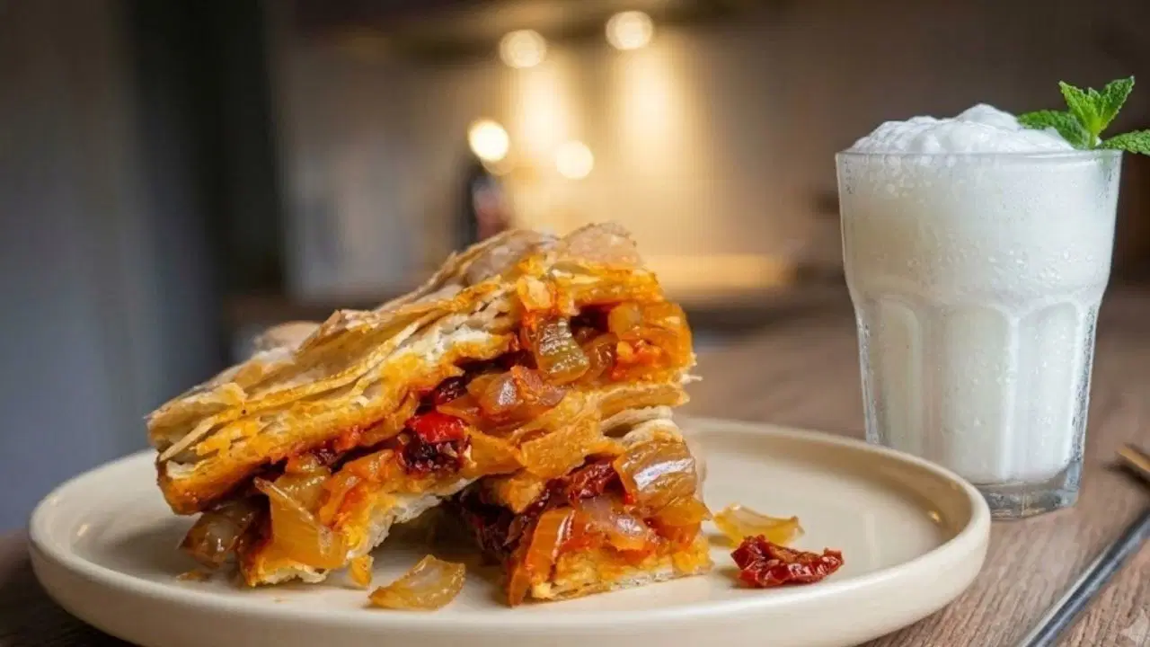 Trakya mutfağından sofranıza gelen enfes lezzet: Soğan pidesi tarifi