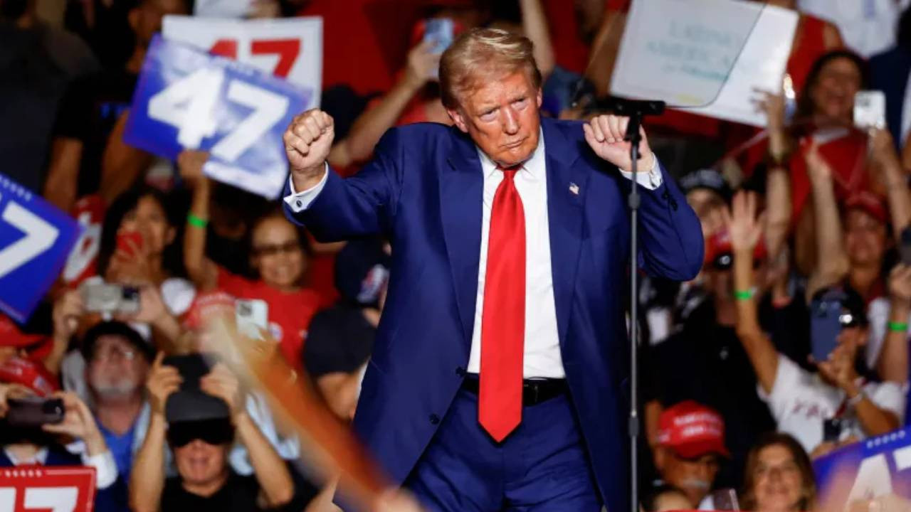 Trump’ı bire bir taklit eden adamın hareketleri sosyal medyayı kahkahaya boğdu!