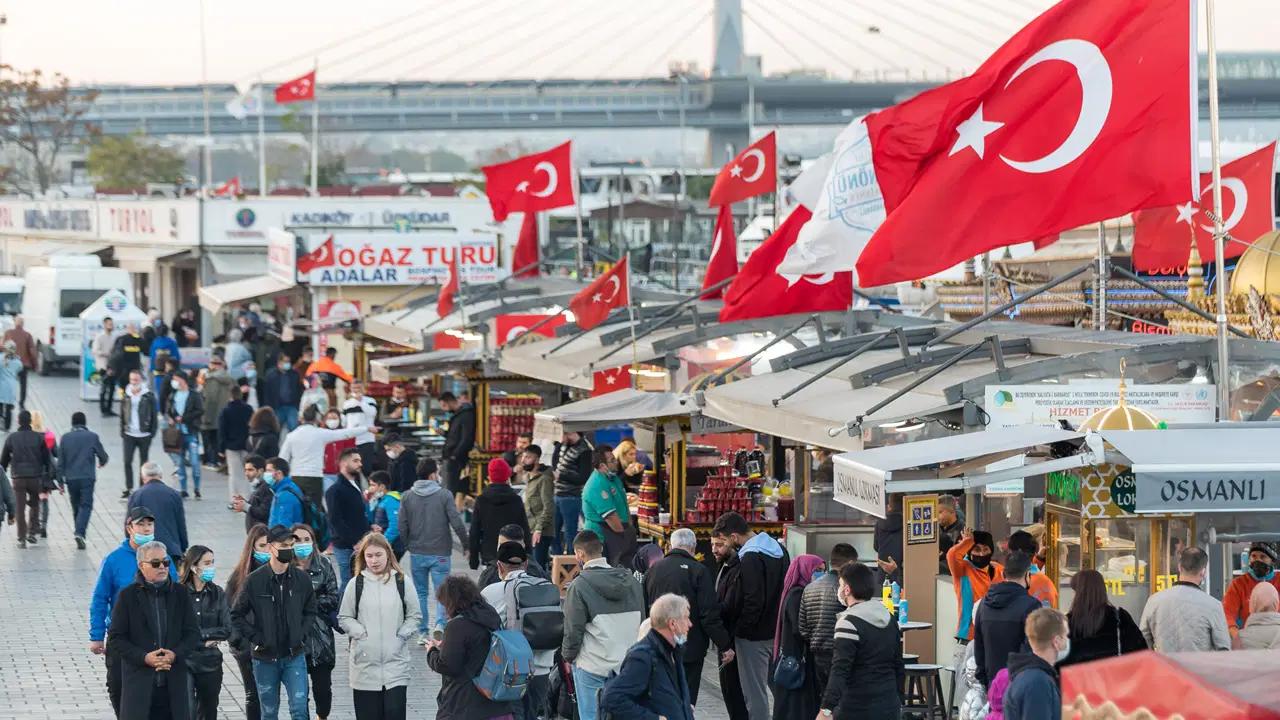 Turizmin kan kaybı rakamlara yansıdı: Gelirler geriledi, turist sayısı düşüşte