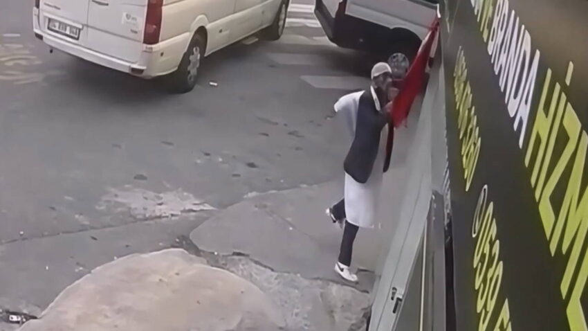Turk bayragini sokerek yere atan supheli arada sirada kendimi kaybediyorum wCBXM9ZK.jpg