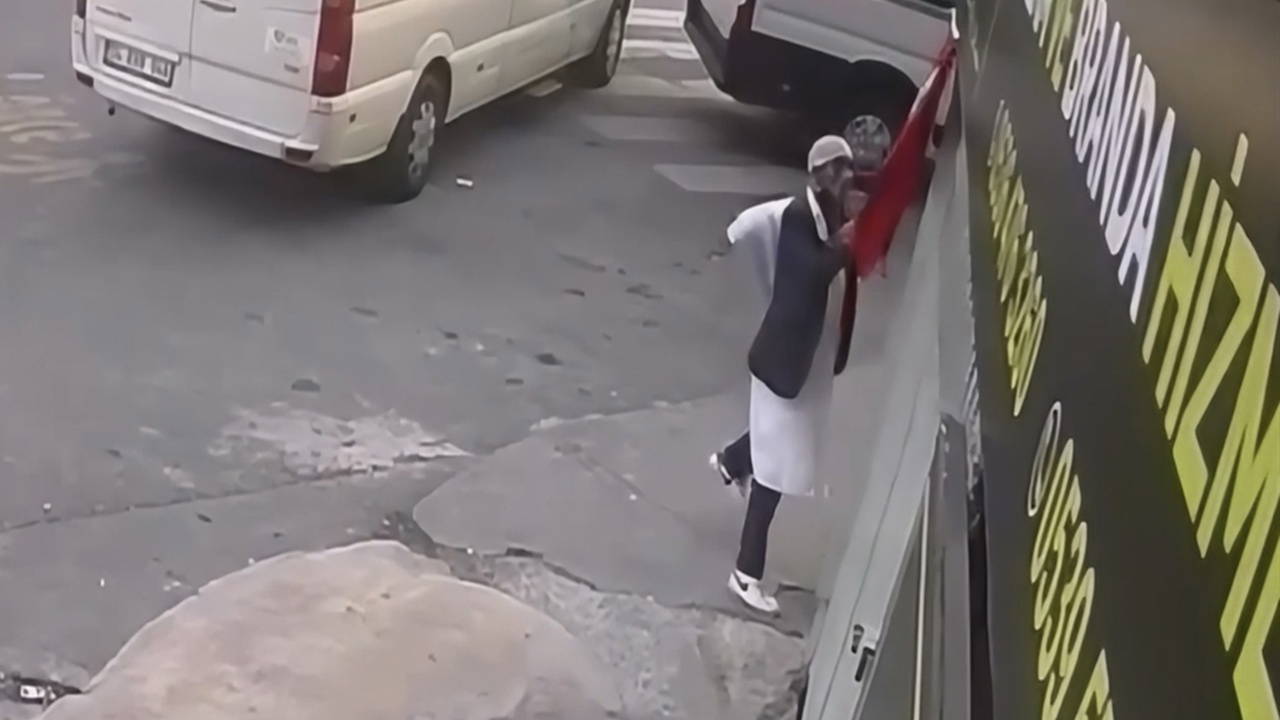 Türk bayrağını sökerek yere atan şüpheli: ‘Arada sırada kendimi kaybediyorum’