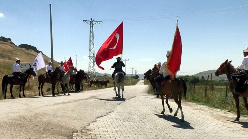 Turk dunyasinin kalbi erciste atti 35nci yilda 35 atla karsilandi lz3ByXf5.jpg