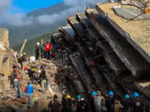 Turk muteahhitin 100 binasi venezueladaki depremde karton gibi coktu OxlYYfM7.jpg