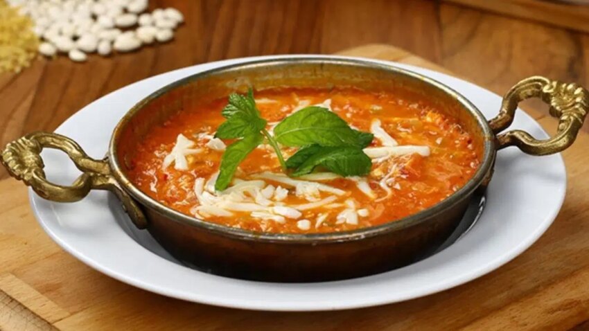 Turk mutfaginin vazgecilmez lezzeti kasarli menemen E9Q9IAFH.jpg