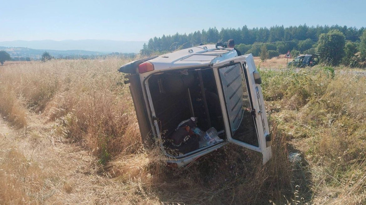 Uşak’ta otomobil şarampole devrildi: Biri bebek 3 kişi yaralandı