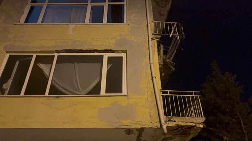 Uskudarda balkon coktu bina muhurlendi Op3qS7dL.jpg
