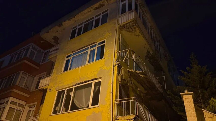 Uskudarda balkon coktu bina tahliye edildi 4f3xtEpC.jpg