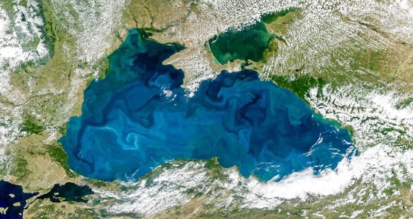 Uzaydan goruldu karadeniz ve istanbul bogazi aniden renk degistirdi 4QJNx68W.jpg