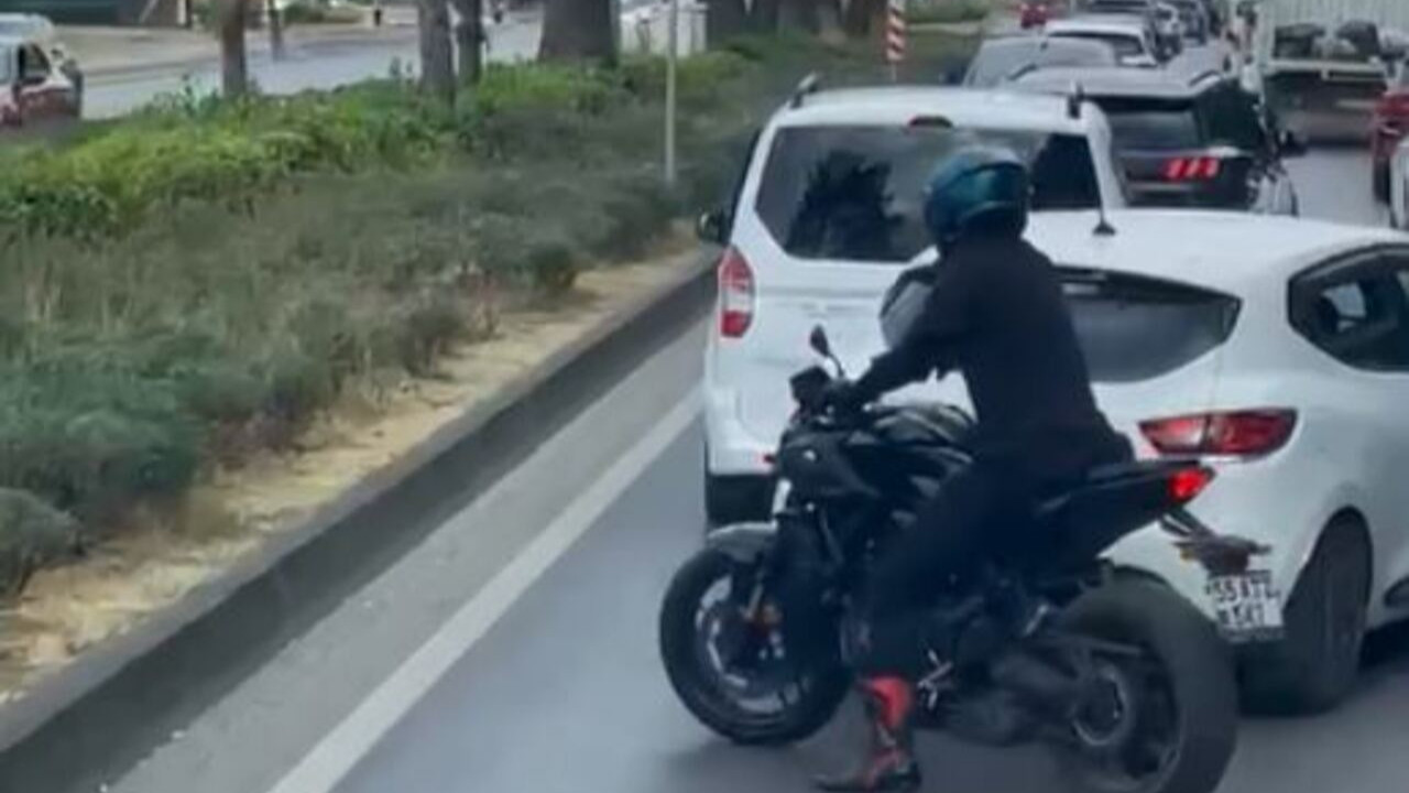 Vakaya giden itfaiyeye örnek destek: Motosikletli sürücü yolu açtı
