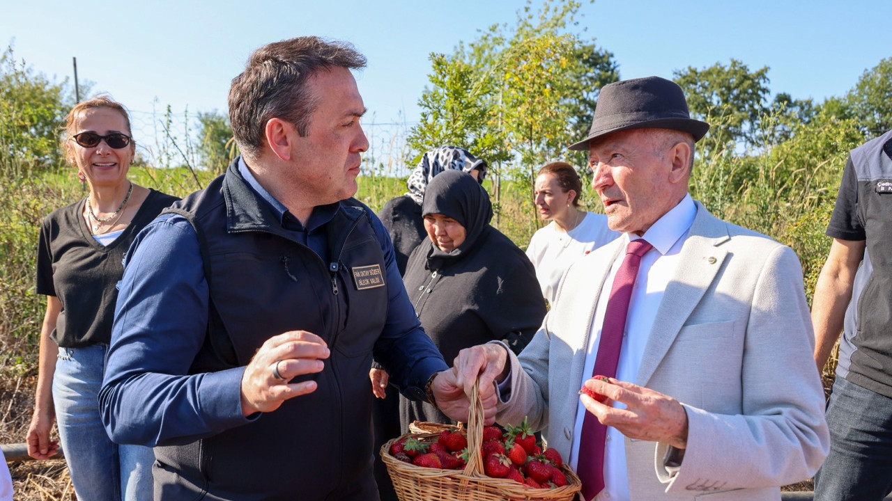 Vali sozer huzurevi sakinleriyle cilek hasadi yapti LGfDpsLP.jpg