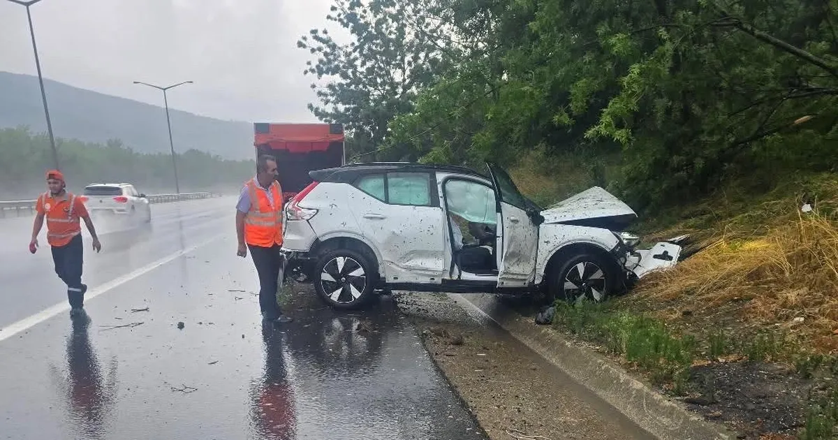 Yağış nedeniyle savrulan otomobil kaza yaptı