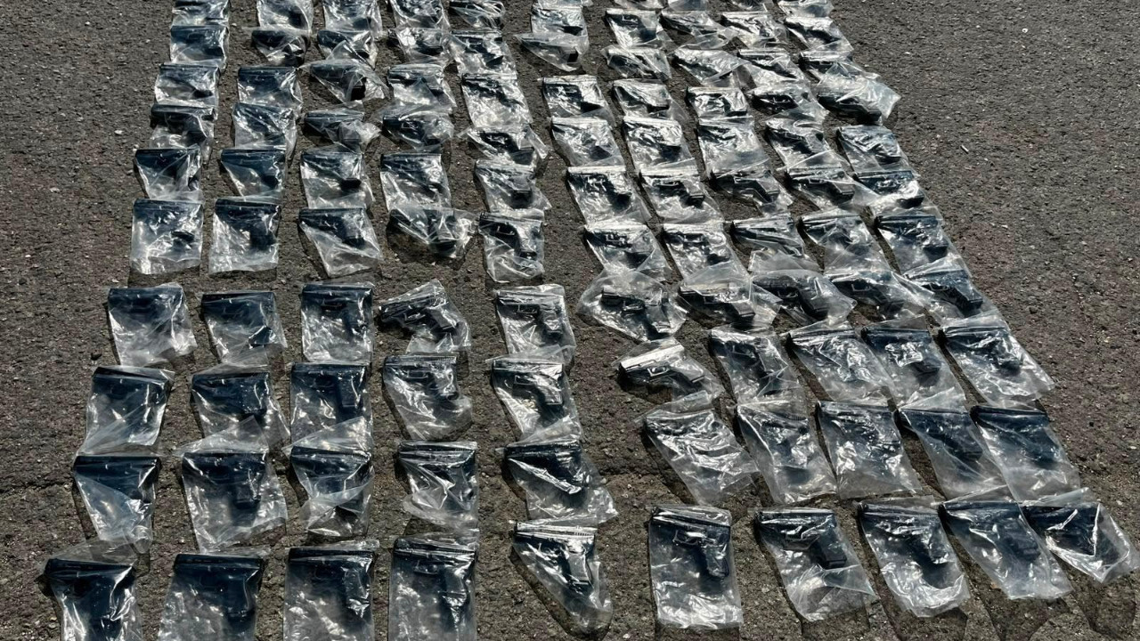 Yakıt deposundan cephanelik çıktı: Yolcu otobüsünde 120 tabanca ele geçirildi