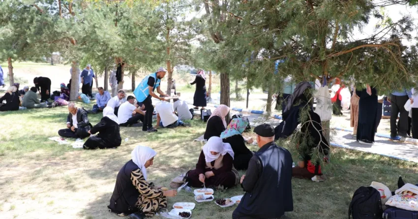 Yasli bireyler van golu kiyisinda huzur buldu GeP1ibNc.webp