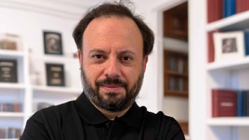 Yazar erkan ertenin karanlik kaya azizleri kitabi raflarda 7LbqY1zI.jpg