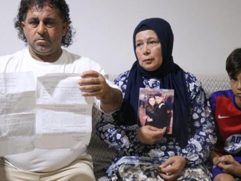 Yeni nisanlanan cift evden takilarla cikip sirra kadem basti eKrlmcDv.jpg